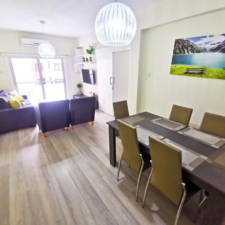 Beach-A-Holic Apartment, 2 Min Distance From Larnaca Marina Exterior photo