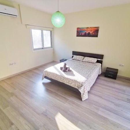 Beach-A-Holic Apartment, 2 Min Distance From Larnaca Marina Exterior photo