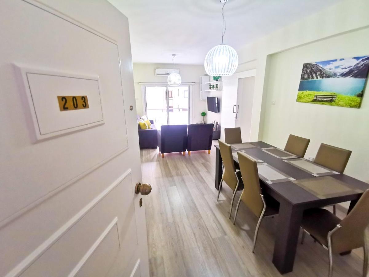 Beach-A-Holic Apartment, 2 Min Distance From Larnaca Marina Exterior photo