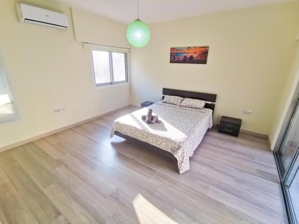 Beach-A-Holic Apartment, 2 Min Distance From Larnaca Marina Exterior photo